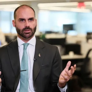 Eduardo cobra engajamento da campanha de Flávio após conversas com Vorcaro