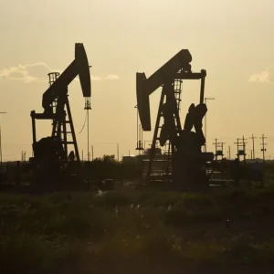 Petróleo atinge maior valor em duas semanas após ataque nos Emirados Árabes