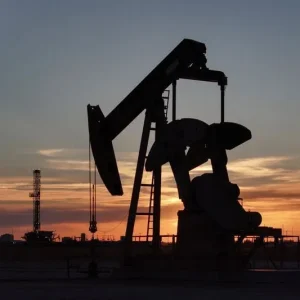 Petróleo fecha em alta e encerra ciclo de quedas com Ormuz no radar