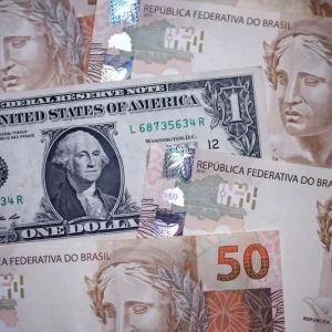 Dólar sobe com PIB e decisão dos EUA sobre PCC e CV no radar