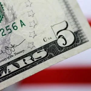 Dólar abre em alta com IPCA e desdobramentos da guerra em destaque
