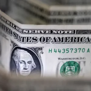 Dólar abre em alta com mercado de olho em cenário político brasileiro