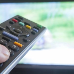 Jovem pede ajuda por navegador de TV após ser agredida e sequestrada