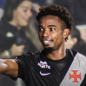 Vasco bate Athletico-PR e volta a vencer no Brasileirão