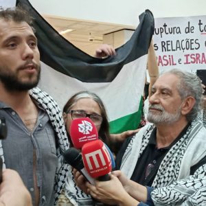 Ativista Thiago Ávila volta ao país após prisão em Israel