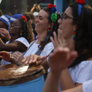 Cortejo de culturas tradicionais reúne três gerações da mesma família