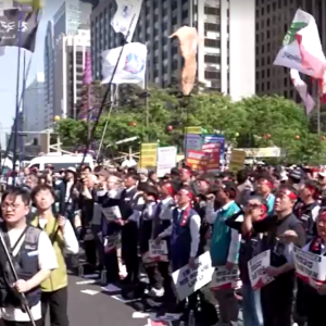 Sul-coreanos se reúnem em manifestação pelo Dia do Trabalho