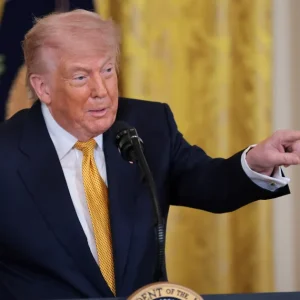 Trump volta a criticar decisões judiciais contra tarifas