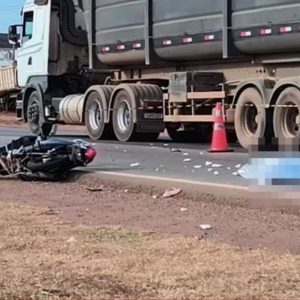 Mãe morre e filho de 5 anos fica ferido em batida entre moto e carreta em MT