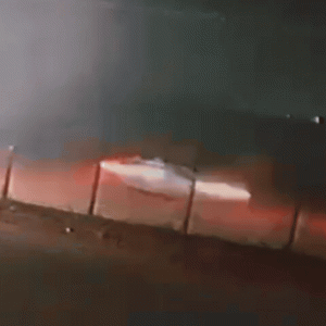 Câmeras registram momento em que carro de jovem bate em carreta e pega fogo em MT; veja vídeo