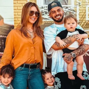 Zé Felipe faz chamada de vídeo com filhas e web aponta aparição de Virginia
