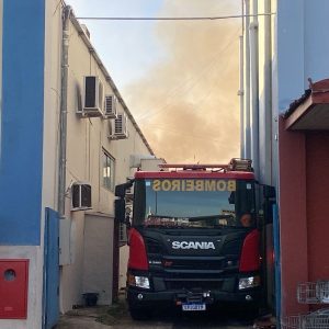 Vídeo: incêndio destrói loja e suspende funcionamento de shopping em Tangará da Serra (MT)