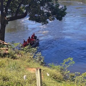 Carro derrapa e cai em rio de MT; bombeiros procuram vítimas há 2 dias