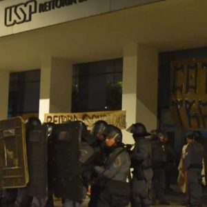 Vereadores provocam universitários em SP e ato tem confronto