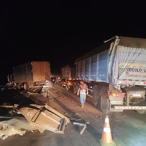 Batida entre carro e caminhão deixa dois mortos na MT-130