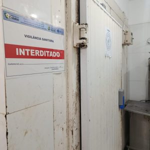 Vigilância descarta mais de 192 kg de carnes após encontrar baratas e veneno de rato em açougue de Cuiabá