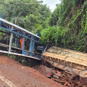 Batida entre carreta cegonha e bitrem deixa três feridos na MT-358