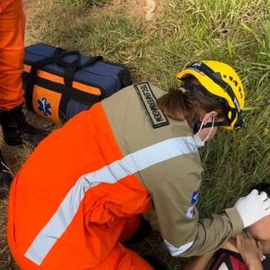 Criança é atingida por anzol e fica com objeto preso à pálpebra em MT