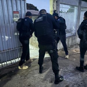 Grupo suspeito de arrombar veículos e e furtar armas, cartões e documentos é alvo de operação em MT