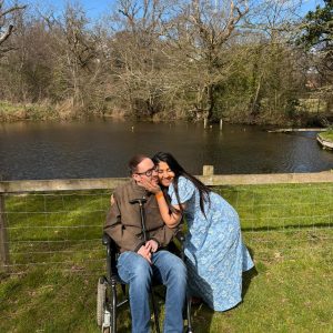 ‘Se a morte vier me buscar, vai me encontrar vivendo’: inglês com ELA foi diagnosticado por brasileira após sistema britânico rejeitar hipótese