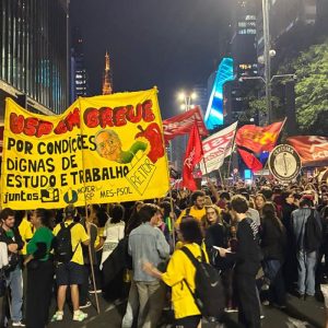 Ato de alunos da USP cobra diálogo com reitoria