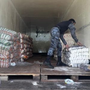 PM intercepta caminhão com produtos alimentícios e de limpeza que seriam de uma facção criminosa