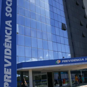 Fila do INSS cai ao menor nível em 21 meses, com 1,8 milhão de pedidos