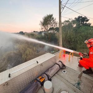 Corpo de Bombeiros combate incêndio em vegetação de terreno baldio