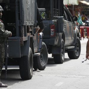 Polícia faz ação para cumprir 56 mandados de prisão na Maré, no Rio