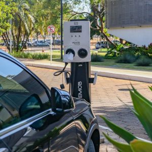 Governo mantém elevação de tarifas a carro elétrico e renova cota zero