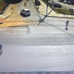 Vídeo mostra momento que servidor da Sefaz é atropelado por motocicleta na Avenida do CPA