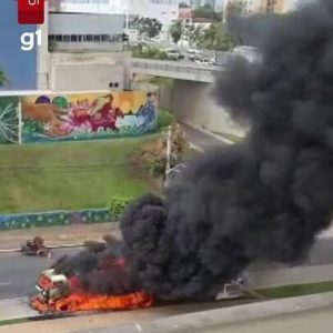 VÍDEO: incêndio em caminhão congestiona trânsito na Avenida do CPA em Cuiabá