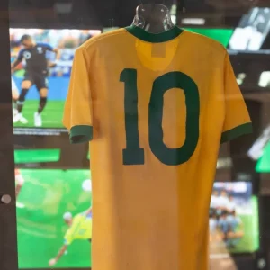 Clima de Copa do Mundo inspira exposição sobre camisas da Seleção