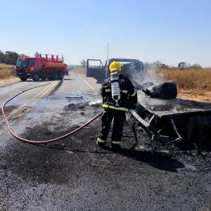 Após pane na rodovia, caminhão pega fogo e fica destruído em Nova Mutum