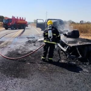Caminhão carregado com óleo pega fogo e fica destruído | Cliquef5