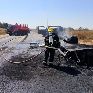 Caminhão carregado com óleo pega fogo e fica destruído | HiperNotícias