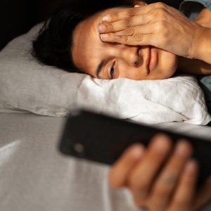 Pegar o celular ao acordar pode estar te deixando mais estressado