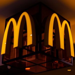 ‘O pedido de sempre’: novo drive-thru com IA do McDonald’s vai lembrar dos clientes