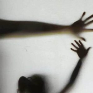 Mulher acorda durante estupro achando que era o companheiro, mas agressor era conhecido da família
