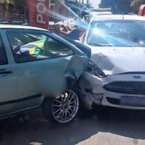 Mulher perde controle da direção e atinge carro e motocicleta estacionados em Nova Mutum/MT | Power Mix