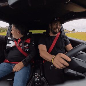 Esse carro não transforma você no Ayrton Senna, mas faz o que ele fazia