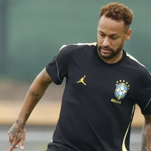 Fora do jogo contra Haiti, Neymar publica foto de tatuagem: “Tudo passa”