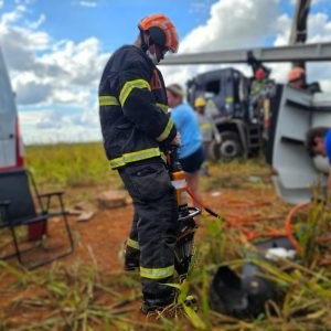 Corpo de Bombeiros resgata vítima presa às ferragens de carreta após acidente