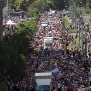 Húngaros participam da primeira Parada LGBT+ desde a derrota de Orbán