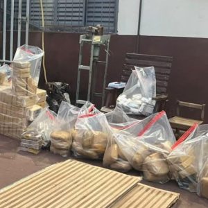 Polícia Militar e PRF apreendem 251 tabletes de maconha e pasta base em Diamantino