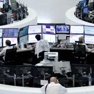 Bolsas da Europa fecham em queda com tensão EUA-Irã e decisão do BCE