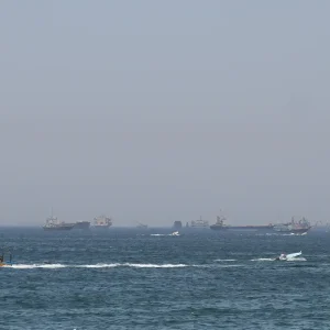 EUA lançam novos ataques ao Irã; forças iranianas fecham Ormuz