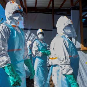 Surto de ebola na República Democrática do Congo se propaga em velocidade inédita, diz agência de saúde