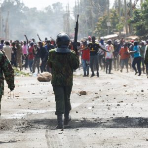 Manifestante é morto no Quênia em protesto contra centro de quarentena dos EUA para pacientes com Ebola