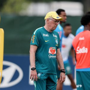 Gomas de marcar de Ancelotti: hábito faz bem ou mal? Entenda os benefícios, riscos e cuidados